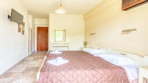 Postel nebo postele na pokoji v ubytování Akrotopi Apartments & Studios