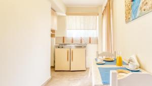 Кухня или мини-кухня в Akrotopi Apartments & Studios
