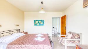 Postel nebo postele na pokoji v ubytování Akrotopi Apartments & Studios