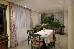 バラトンサールソーにあるLuxusvilla Balatonszárszóのテーブルと椅子のあるダイニングルーム