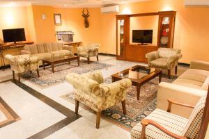 TV a/nebo společenská místnost v ubytování Travellers Suites Serviced Apartments