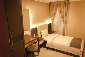 Postel nebo postele na pokoji v ubytování Travellers Suites Serviced Apartments