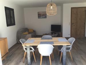 une salle à manger et un salon avec une table et des chaises dans l'établissement Villa à 900 m de la plage de Lozari, à Belgodère 12 autres photos