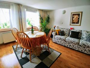 salon ze stołem, krzesłami i kanapą w obiekcie Studio in Kretomino w Koszalinie