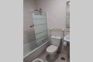 A bathroom at Cozy studio apartment near the beach Még 6 kép