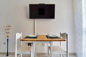 A television and/or entertainment centre at Cozy studio apartment near the beach