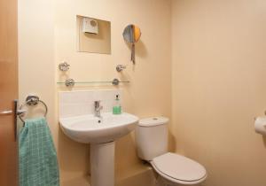 een badkamer met een wit toilet en een wastafel bij The Drummond Street Residence in Edinburgh