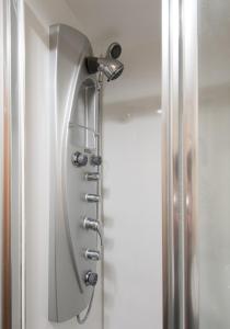 een douche met een douchekop in de badkamer bij The Drummond Street Residence in Edinburgh