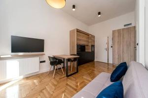 sala de estar con sofá y mesa en Studio Matejki C en Bielsko-Biala