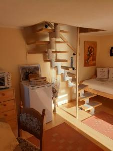 um quarto com uma escada em espiral num quarto em Kleines Ferienhäuschen em Kritzmow