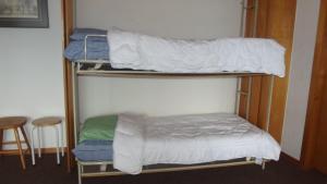 Ein Etagenbett oder Etagenbetten in einem Zimmer der Unterkunft Beaulieu COSY & CENTER apartments