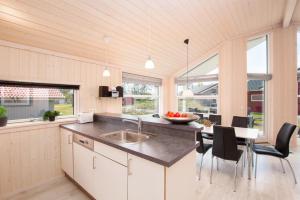 Kuchyň nebo kuchyňský kout v ubytování Resort 2 Beach House B 50