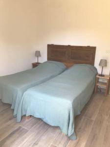 deux lits côte à côte dans une chambre dans l'établissement Villa à 900 m de la plage de Lozari, à Belgodère