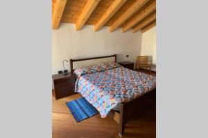 um quarto com uma cama e piso em madeira em Nido di Rongio em Mandello del Lario