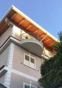 a balcony on the side of a building at Belvedere Residence in Zungri