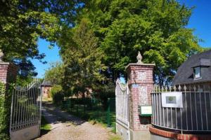 einen schmiedeeisernen Zaun mit einem Tor im Hof in der Unterkunft Le Caux'gîte in Bretteville-du-Grand Caux