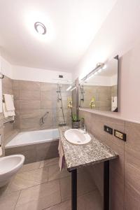 Koupelna v ubytování Intra Hotel