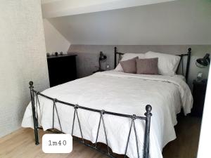 Postel nebo postele na pokoji v ubytování Les étangs du Thioux GUEST HOUSE