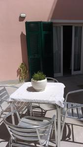 a table topped with a white table cloth at Residenza Solferino in Corniglia