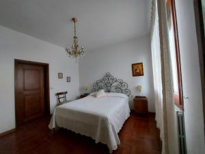 A bed or beds in a room at Gli Oleandri B&B