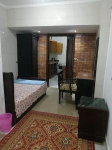 um quarto com uma cama e uma secretária num quarto em 1B V150B Chalet 3bedrooms basement green beach em El Alamein