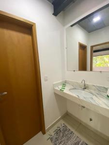 a bathroom with a sink and a mirror at Aconchego e Requinte no Centro in Petrópolis