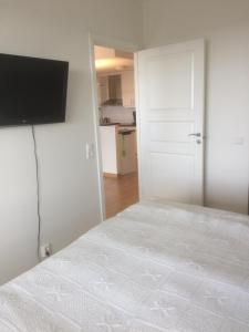 Postel nebo postele na pokoji v ubytování Snäck Apartment floor 11 sea view