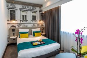 Un pat sau paturi într-o cameră la Nemea Appart Hotel Paris Levallois
