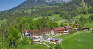 eine Luftansicht eines Resorts in den Bergen in der Unterkunft Alm- & Wellnesshotel Alpenhof in Schönau am Königssee