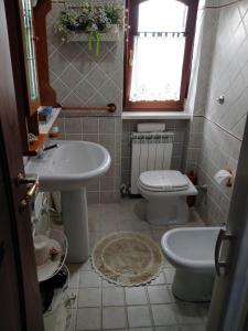 A bathroom at B&B Il Cantico