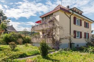 ein Haus mit Blumen auf der Seite in der Unterkunft Flair Ferienwohnung Lilie in Stockach