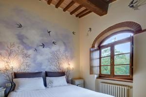 een slaapkamer met een bed met vogels aan de muur bij Fattorie di Celli in Poppi