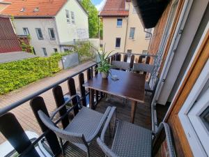 balkon ze stołem i krzesłami w budynku w obiekcie SAV Ferienwohnung w mieście Erfurt
