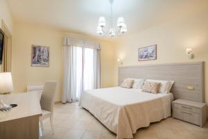 Postel nebo postele na pokoji v ubytování Hotel Regina Elena