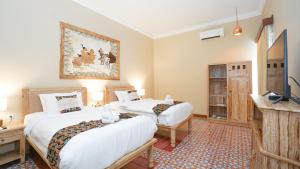 Кровать или кровати в номере Shanaya Resort Malang