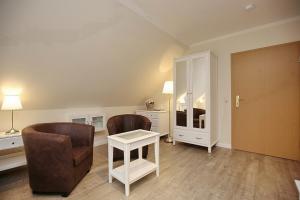 a living room with two chairs and a table at Strandvilla Krabbe Wohnung 14 in Boltenhagen