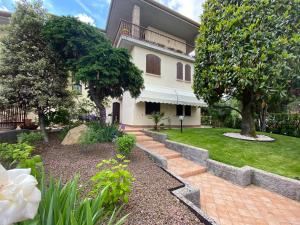 a house with a garden with a brick walkway at Jolly Apartments in Sirmione