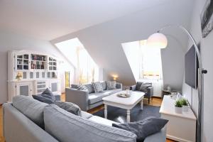 sala de estar con sofá y mesa en Sünnslag Ostsee-Perle Wohnung 044, en Boltenhagen