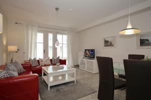 a living room with a red couch and a table at Strandvilla Niklot Wohnung 02 in Boltenhagen