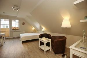 a bedroom with a bed and a table and chairs at Strandvilla Krabbe Wohnung 10 in Boltenhagen