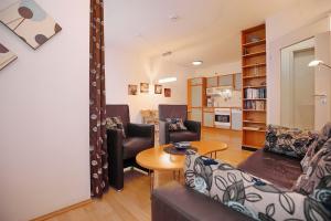 - un salon avec un canapé et une table dans l'établissement Haffblick Wohnung 11, à Boltenhagen