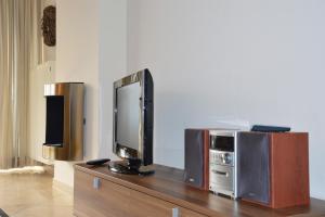 a tv sitting on top of a dresser with two speakers at Strandappartement in Binz in Binz