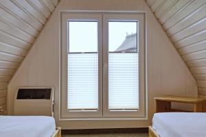 - une chambre avec 2 lits et une fenêtre dans l'établissement An der Steilküste Finnhütte 02, à Boltenhagen