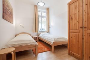 a bedroom with two beds and a window at Villa Triton Wohnung 02 in Boltenhagen
