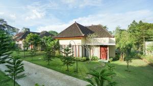 ein Bild eines Hauses mit Garten in der Unterkunft Shanaya Resort Malang in Malang