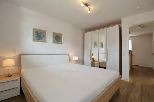 Una cama o camas en una habitación de Reethaus Am Mariannenweg 19a