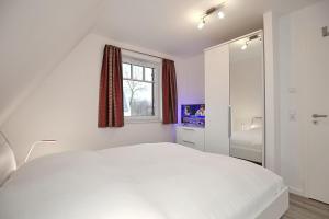 Una cama o camas en una habitación de Reethaus Am Mariannenweg 06a