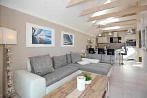 sala de estar con sofá y mesa en Haus am Wald Wohnung Sonne en Wittenbeck