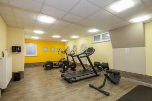 a gym with several exercise bikes in a room at Haffblick Wohnung 48 in Boltenhagen