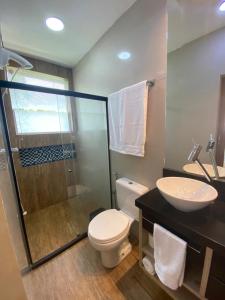 a bathroom with a toilet and a sink and a shower at Aconchego Serra Imperial - Suítes in Petrópolis +38 photos